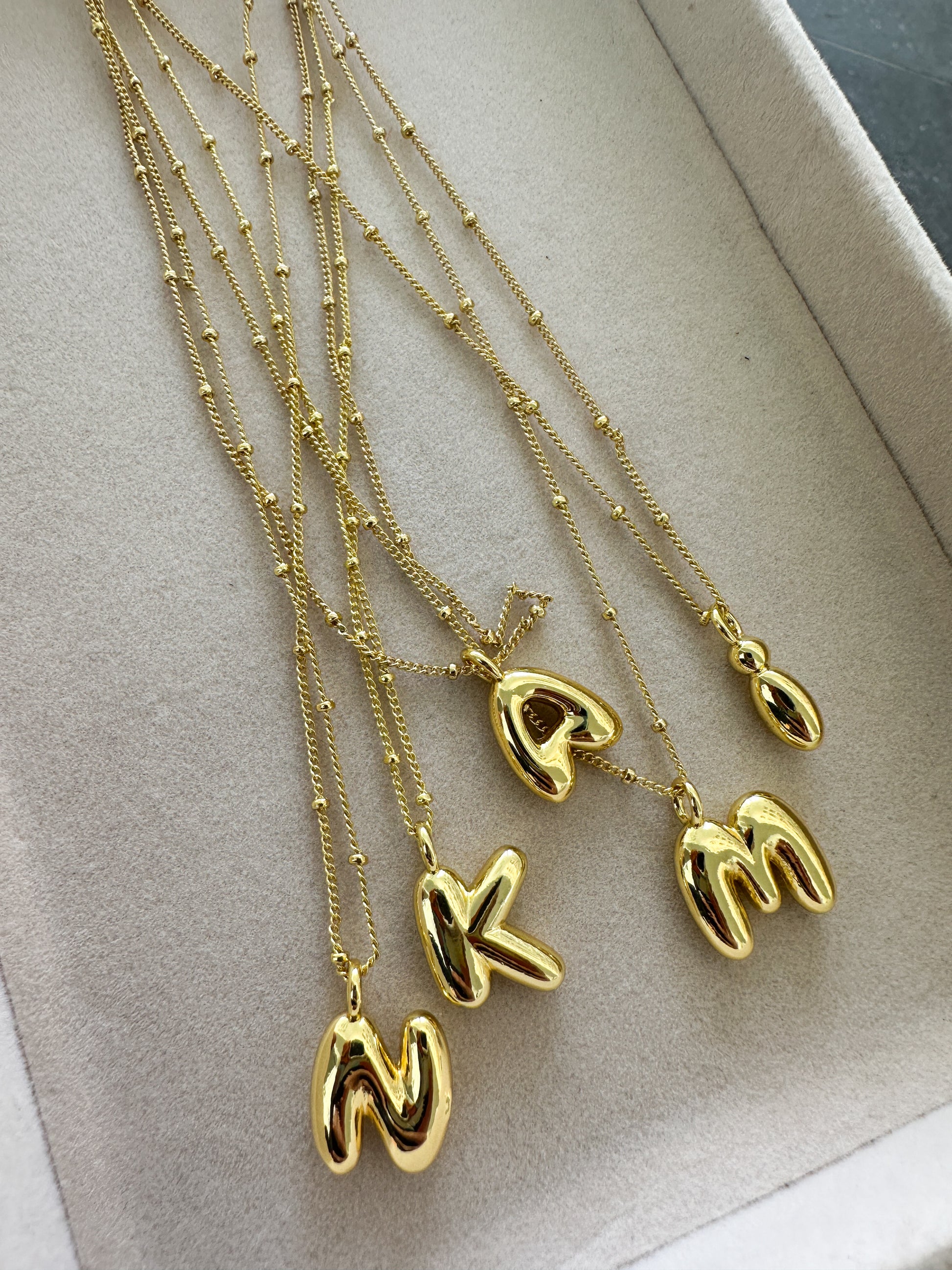 Tiny Inicial Necklace